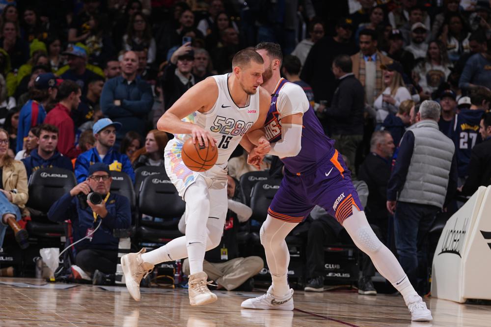 她不仅肩负 她不仅肩负